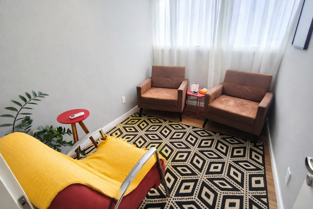 Sala Ágata do Espaço Damaru, locação de sala para psicólogos em São Bernardo do Campo, ideal para atendimentos individuais ou de casal, com poltronas confortáveis.