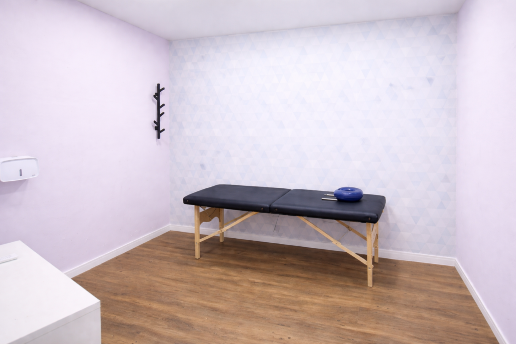 Sala Ametista do Espaço Damaru, locação de sala para fisioterapeutas e massoterapeutas massagistas por hora ou período em São Bernardo do Campo, com maca e ambiente clínico silencioso.