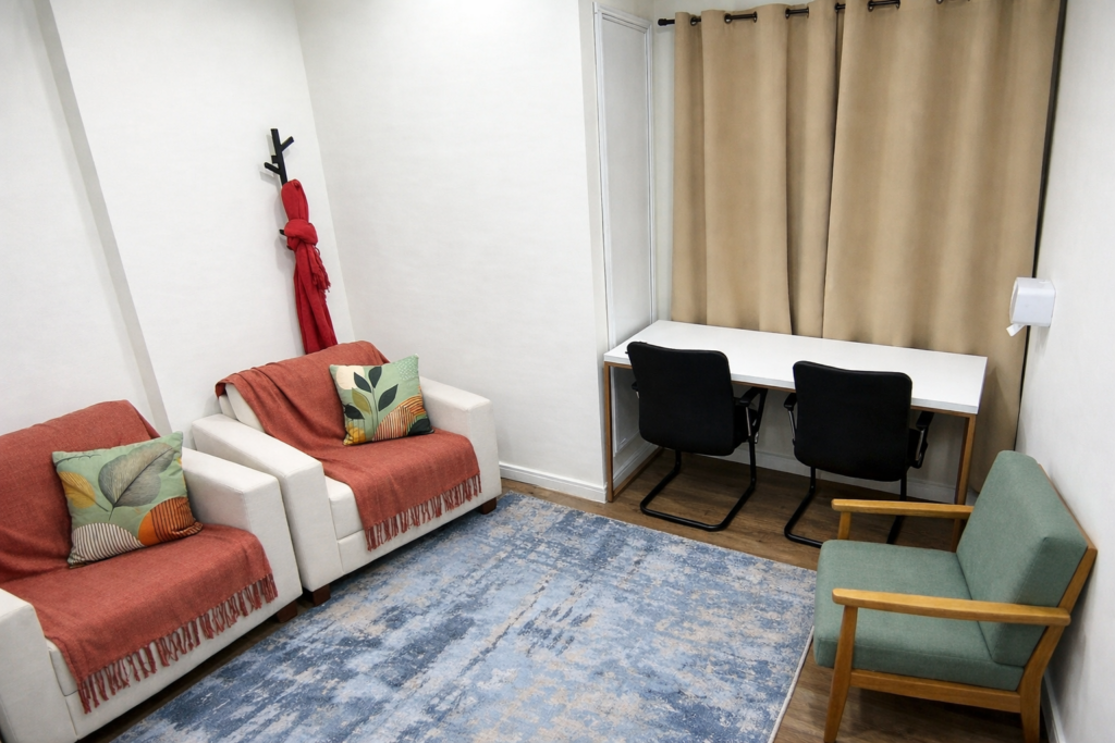 Sala Esmeralda do Espaço Damaru, locação de sala para psicólogos por hora ou período em São Bernardo do Campo, com ambiente acolhedor e organizado para atendimento clínico.