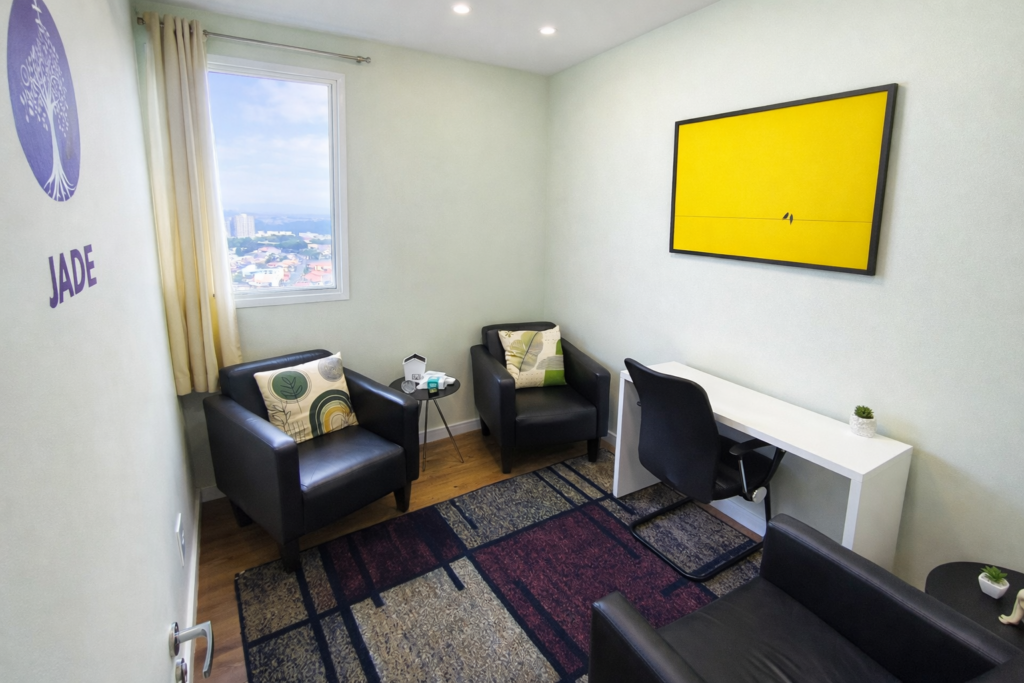 Sala Jade do Espaço Damaru, locação de sala para psicólogos por hora em São Bernardo do Campo, com mesa de trabalho, poltronas e iluminação natural.