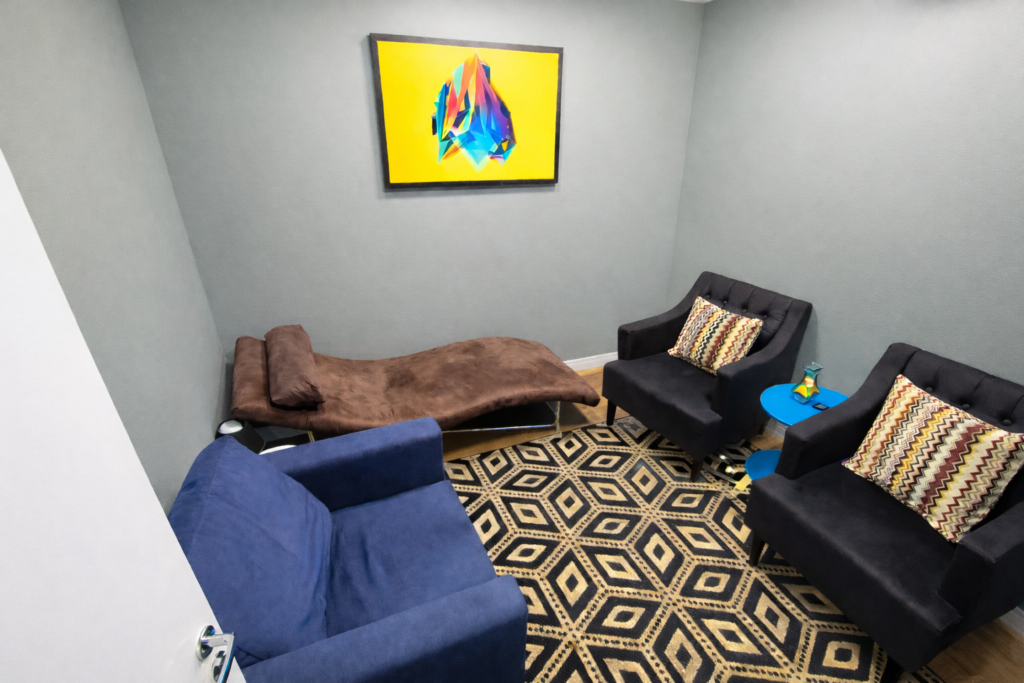 Sala Ônix do Espaço Damaru, locação de sala para psicólogos em São Bernardo do Campo, equipada com Divã para atendimentos clínicos presenciais psicanálise.