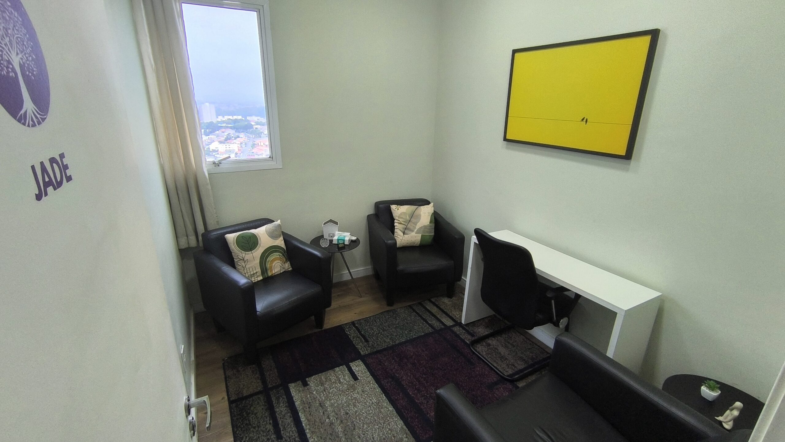 Sala de atendimento do Espaço Damaru, com poltronas confortáveis